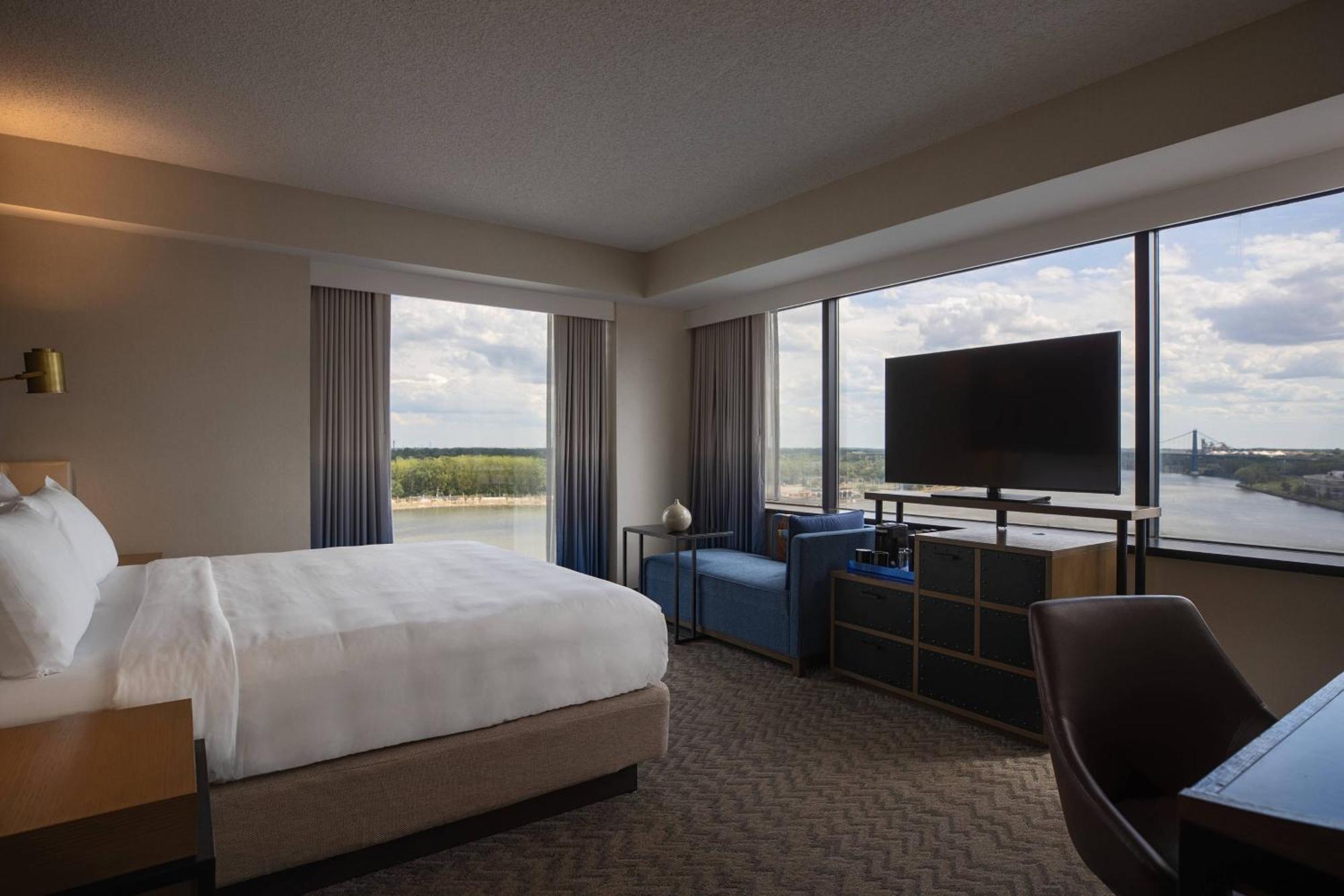 Renaissance Downtown Hotel 4*